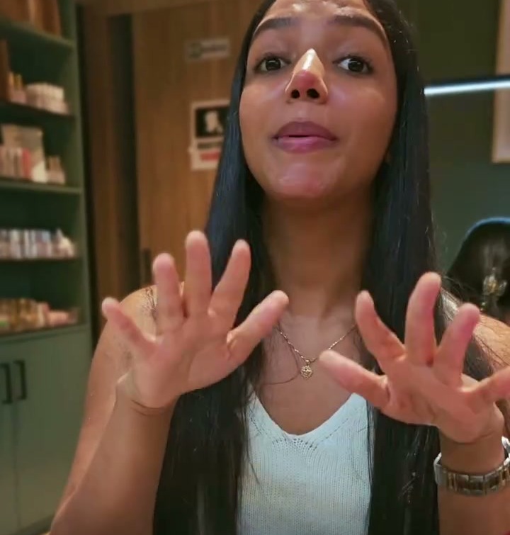 Clienta mostrando sus uñas después del servicio