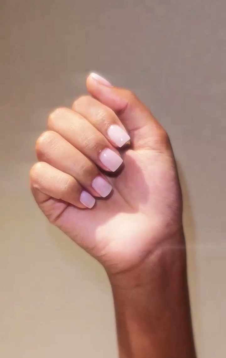 Uñas terminadas en tono rosa claro con acabado natural